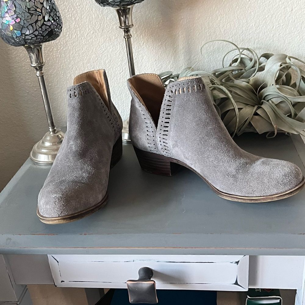 ☘️HP☘️ EUC Lucky Brand Gray Bustina Ankle Booties - Picture 2 of 11